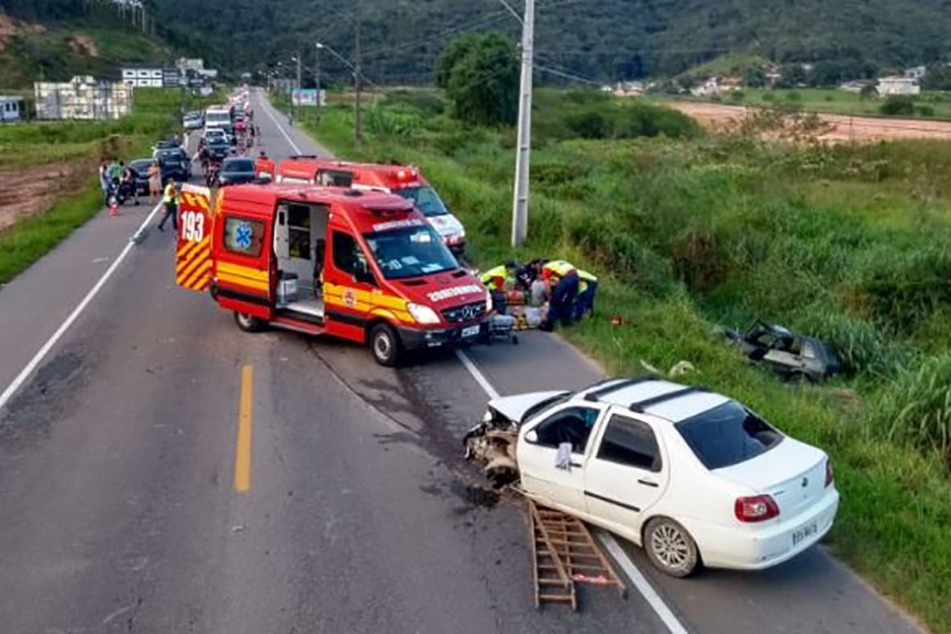 Acidente entre dois carros deixa três pessoas feridas no bairro Santa Terezinha, em Gaspar