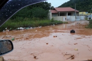 Chuva leva entulhos para o meio da rua em Gaspar