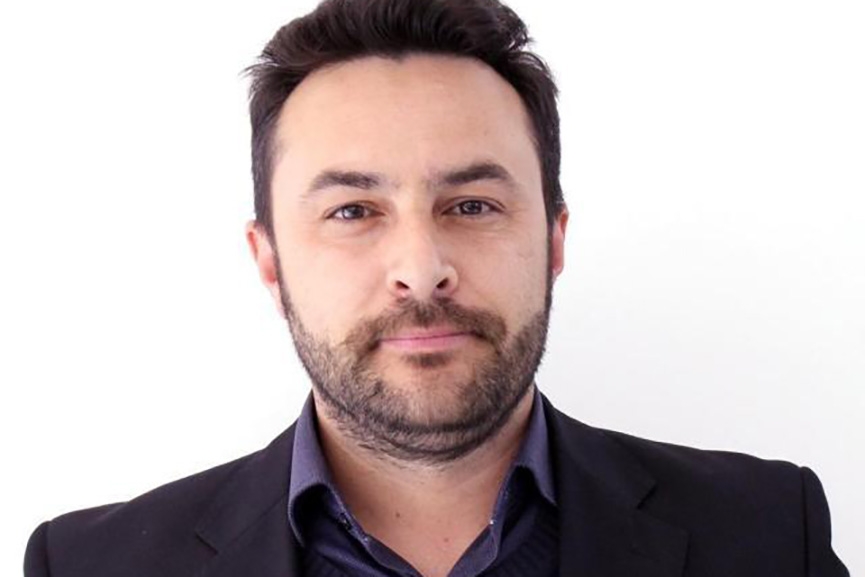 Deputado estadual de SC cai de telhado ao tentar salvar gata em Lages