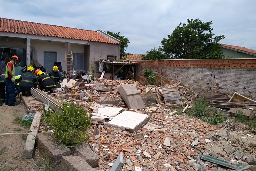 Homem fica soterrado ap�s parede de casa desmoronar em Tubar�o