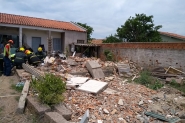 Homem fica soterrado ap�s parede de casa desmoronar em Tubar�o