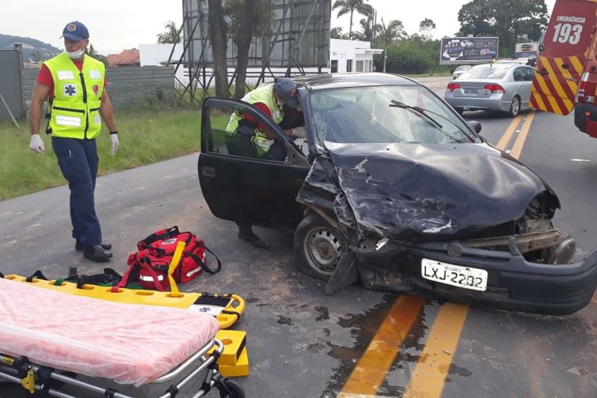Colis�o deixa dois feridos na Rodovia Jorge Lacerda, em Gaspar
