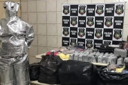 Ladr�o que usava fantasia metalizada � preso entre Ilhota e Navegantes
