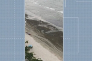Mancha escura aparece na Praia Central de Balne�rio Cambori� e chama aten��o de banhistas