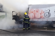 Caminh�o pega fogo na Avenida das Comunidades, no Centro de Gaspar