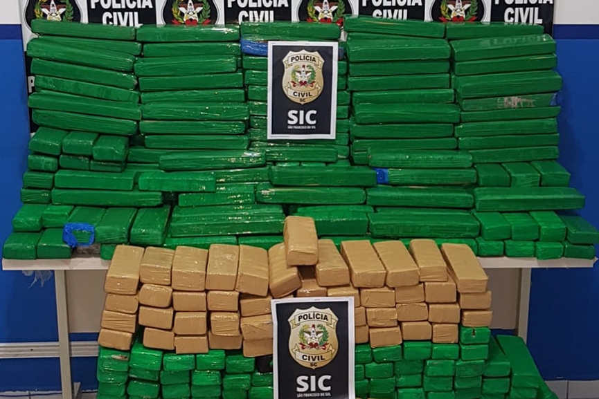 Pol�cia prende homem com 400 quilos de maconha em Penha