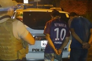 Abordagem policial termina em pris�o e apreens�o de drogas em Gaspar