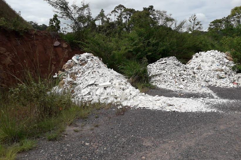 Terrenos viram lixões a céu aberto no bairro Belchior, em Gaspar