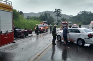 Colis�o frontal deixa seis feridos na BR-470, na divisa de Gaspar e Blumenau