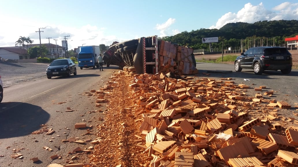 Carga escorrega e caminhão tomba da BR-470, em Gaspar