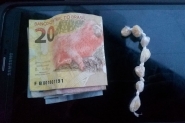 Adolescente � apreendido por tr�fico de drogas no bairro Coloninha