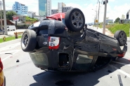 Dois carros colidem no trevo da Parolli