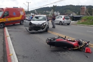 Acidente entre carro e moto deixa homem ferido na Avenida Frei Godofredo, em Gaspar 