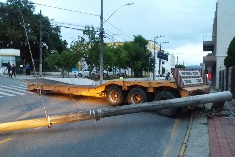 Plataforma se solta ao subir morro da Igreja Matriz e derruba poste no Centro de Gaspar