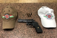 Abordagem policial resulta na pris�o de dois homens com rev�lver sem registro
