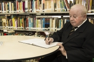 Alvaro Correia lan�a segundo livro