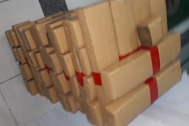 Casal � preso e adolescente apreendido com 76,4 kg de maconha em Florian�polis