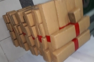 Casal � preso e adolescente apreendido com 76,4 kg de maconha em Florian�polis
