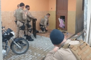 Homem � preso ap�s amea�ar e prender filho de 10 anos dentro de casa em Itaja�