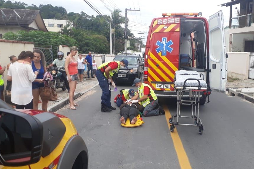 Mulher fica ferida ap�s ser atropelada no bairro Gasparinho, em Gaspar