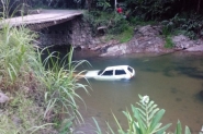 Homem morre ap�s carro cair de ponte em Blumenau