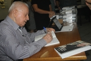 Solenidade na C�mara de Gaspar marca lan�amento do segundo livro de Alvaro Correia 