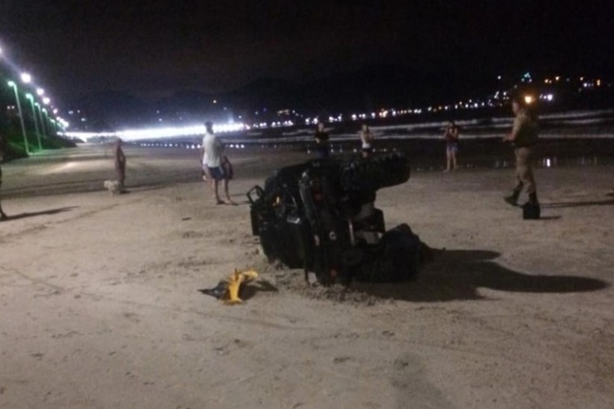 Homem morre e outro fica ferido após quadriciclo capotar na praia de Itapema