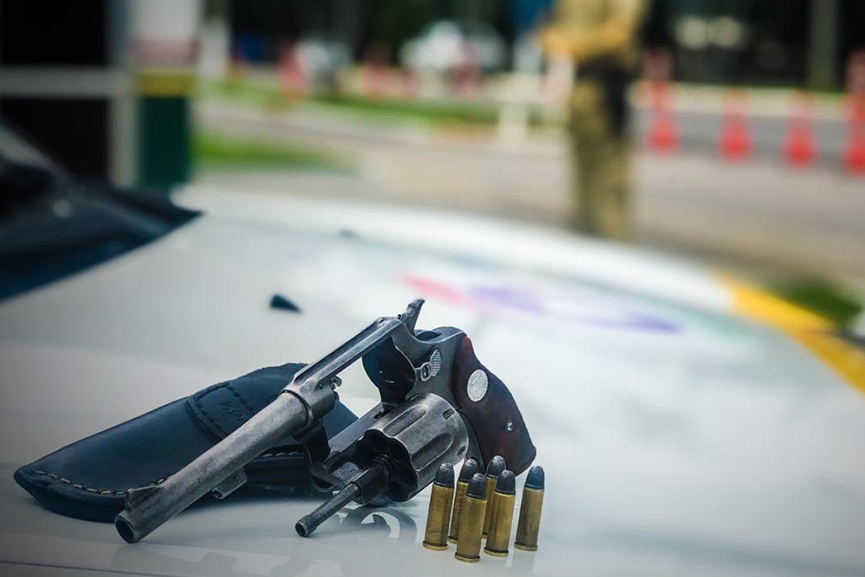 Polícia Rodoviária apreende arma e casal durante abordagem em Gaspar