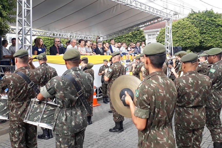 Desfile no Centro marca 85 anos de Gaspar