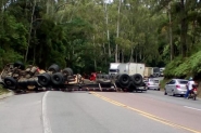 Carreta tombada interdita BR-470, em Ibirama 
