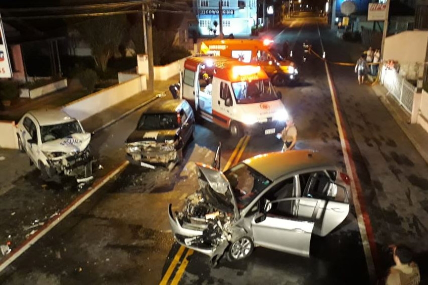 Colis�o entre quatro carros deixa quatro feridos no bairro Coloninha, em Gaspar