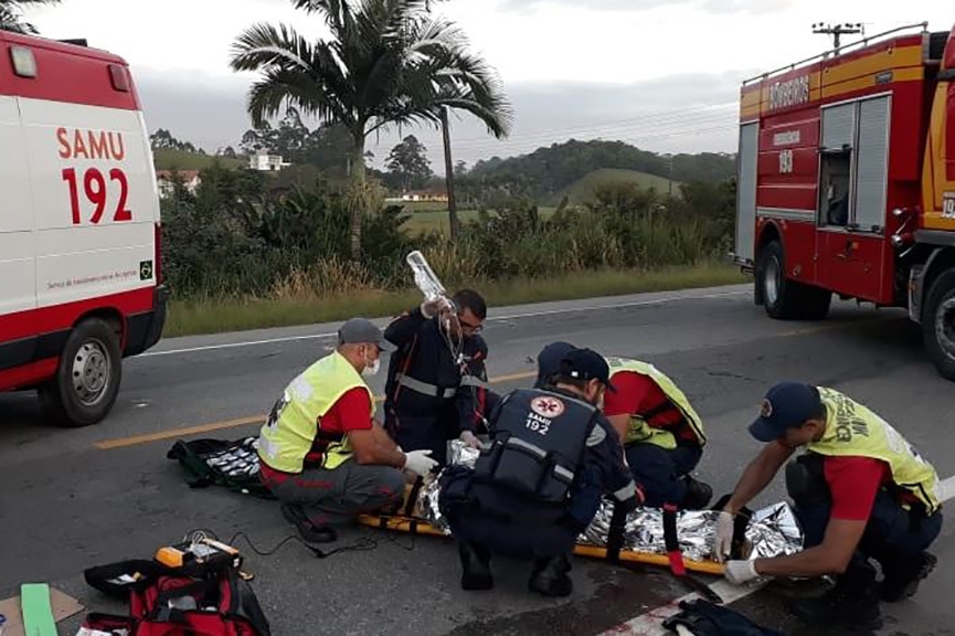 Acidente entre moto e m�quina agr�cola deixa homem ferido em Gaspar