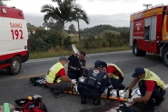 Acidente entre moto e m�quina agr�cola deixa homem ferido em Gaspar