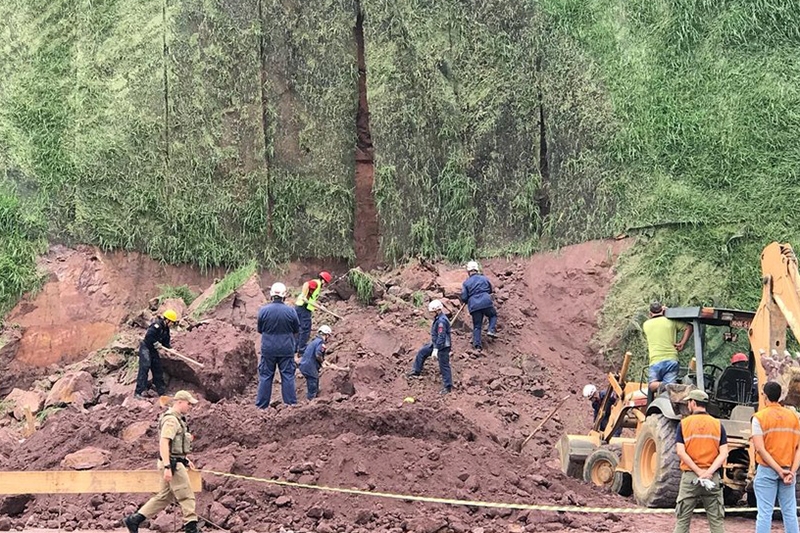 Oper�rios ficam soterrados ap�s deslizamento de terra em Blumenau