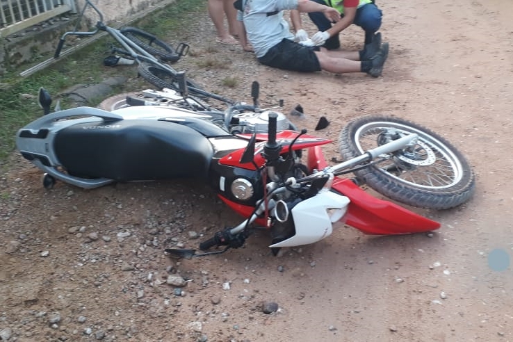 Duas pessoas ficam feridas em acidente entre moto e bicicleta no Gasparinho