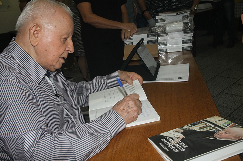 Acig promove noite de aut�grafos com Alvaro Correia