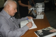 Acig promove noite de aut�grafos com Alvaro Correia