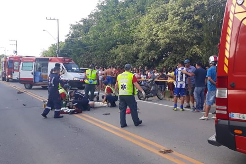 Colis�o entre carro e moto deixa mulher com grave ferimento na perna