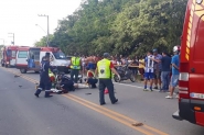 Colisão entre carro e moto deixa mulher com grave ferimento na perna