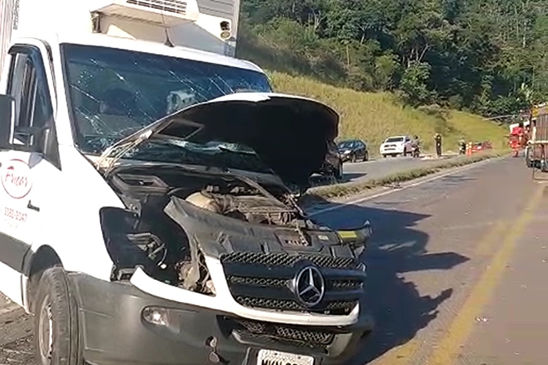 Carro bate de frente com caminh�o e homem morre na BR-470, em Gaspar
