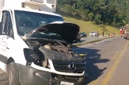 Carro bate de frente com caminh�o e homem morre na BR-470, em Gaspar