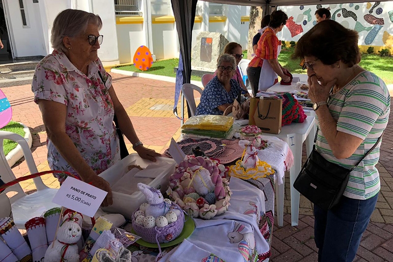 Terceira idade vende doces e artesanatos no Centro de Gaspar