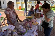 Terceira idade vende doces e artesanatos no Centro de Gaspar