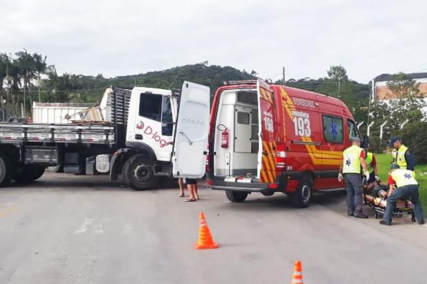 Acidente entre caminhões deixa dois homens feridos em Gaspar