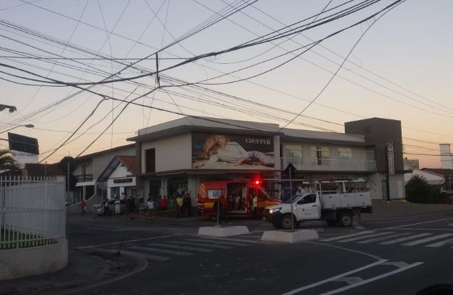 Caminh�o com m�quinas retroescavadeiras arrebenta fia��o e deixa Centro de Gaspar sem energia