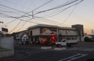 Caminhão com máquinas retroescavadeiras arrebenta fiação e deixa Centro de Gaspar sem energia