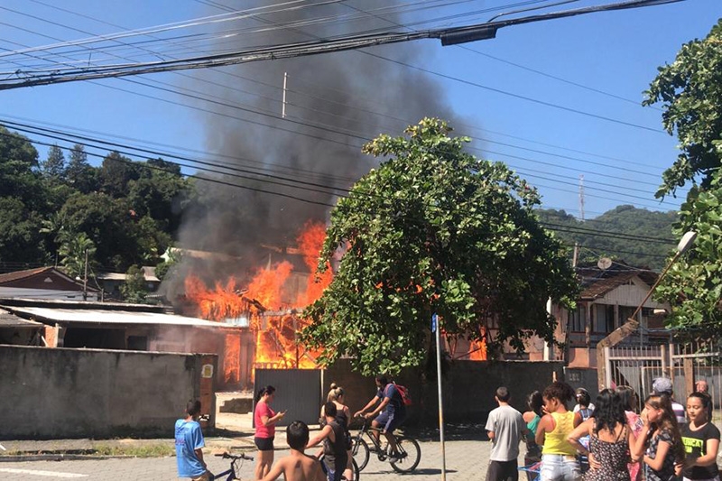 Incêndio destrói casa no bairro Bela Vista, em Gaspar
