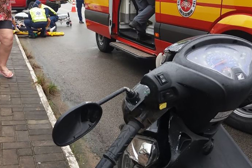 Jovem de 22 anos fica ferida em acidente entre carro e moto no Gaspar Grande