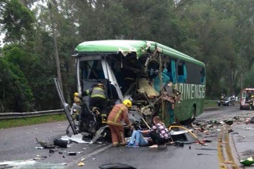 Acidente entre �nibus e caminh�o deixa quatro mortos e mais de 10 feridos em Ibirama
