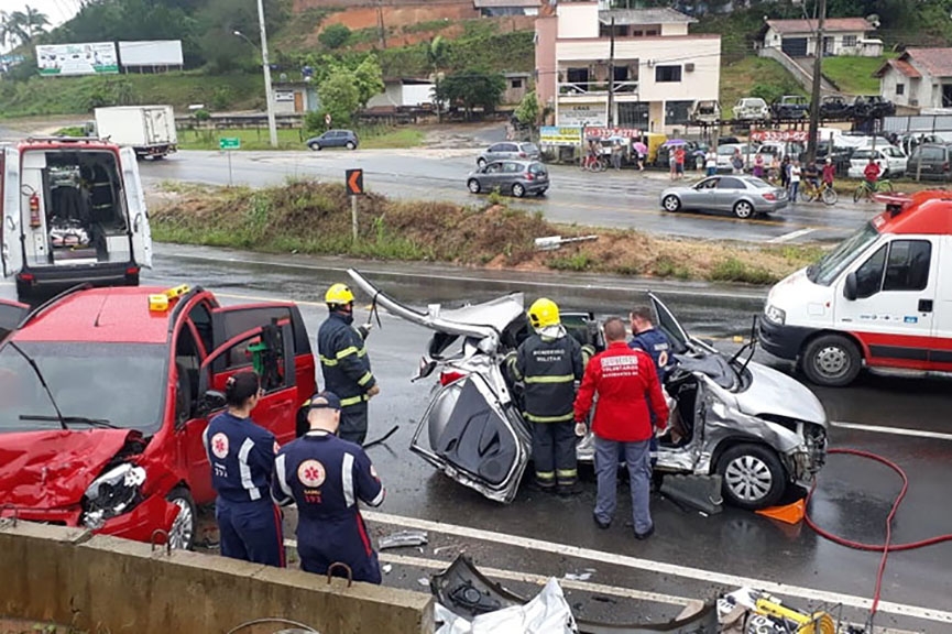 Dois carros colidem na BR-470, em Gaspar